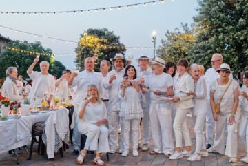 Leggi: «In 350 vestiti di bianco per…»