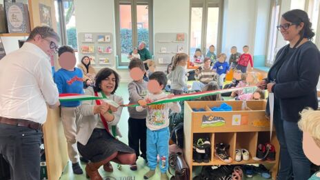 Leggi: «Una folla di bambine e bambini…»