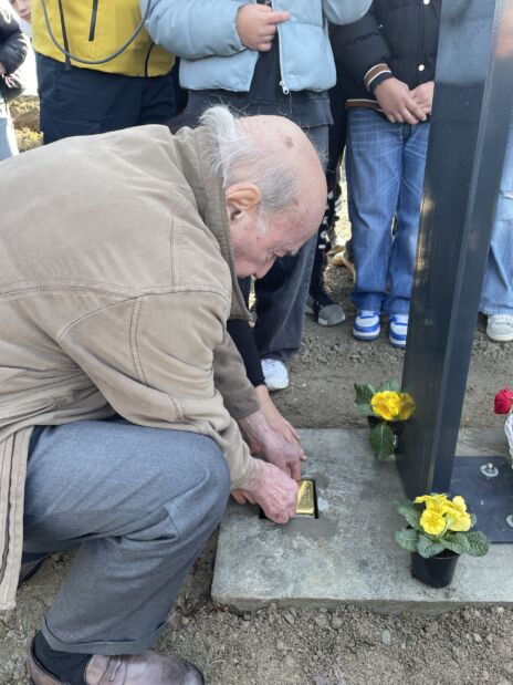 Leggi: &laquo;Commozione e applausi per la posa&hellip;&raquo;