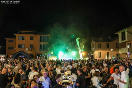 Leggi: «Piazza piena, balli e musica dance…»